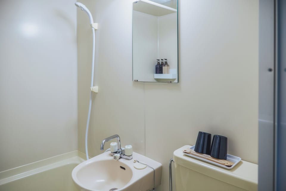 Design Room, 1 Double Bed, Partial Sea View | Bathroom | Combined shower/tub, free toiletries, hair dryer, bathrobes