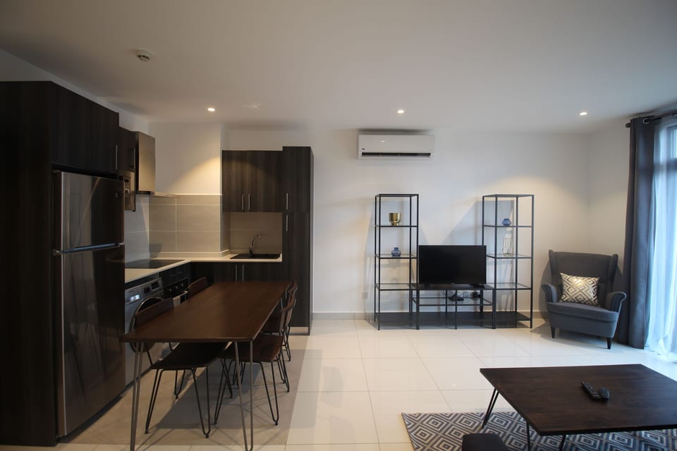 Full-size fridge, microwave, oven, stovetop