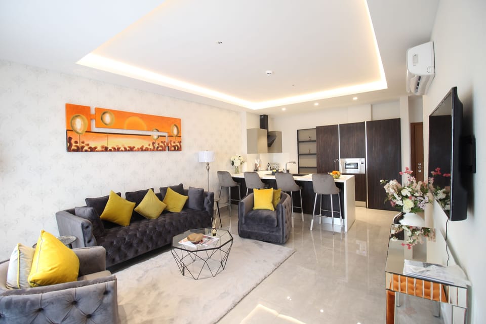 Classic Room | Living area | Flat-screen TV