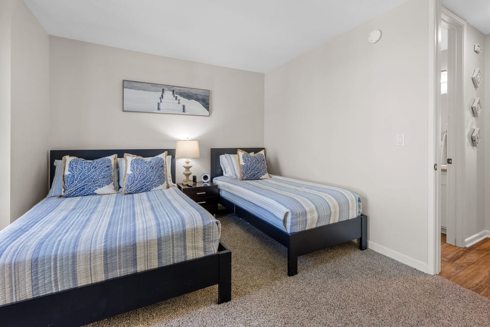 1 queen and 1 twin bed in the 2nd bedroom