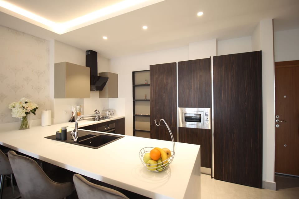 Design Room | Private kitchen | Microwave, oven, stovetop, cookware/dishes/utensils
