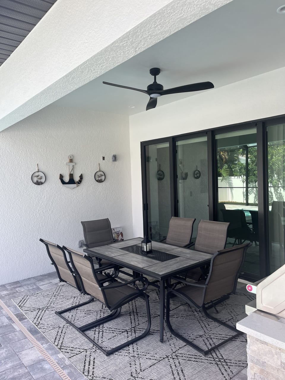Patio in the Lanai w outdoor kitchen