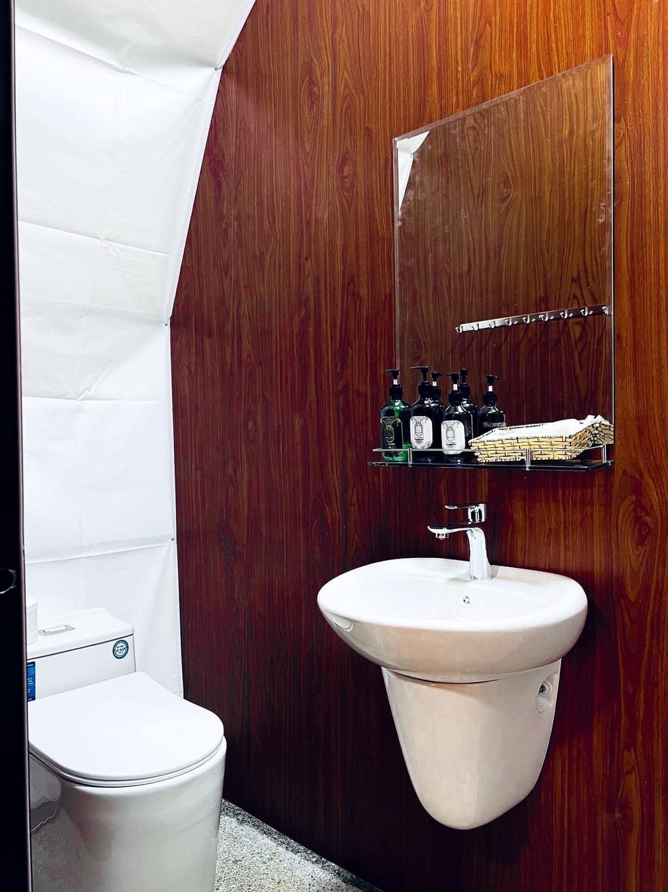 Design Tent, Garden View | Bathroom | Shower, hydromassage showerhead, free toiletries, hair dryer