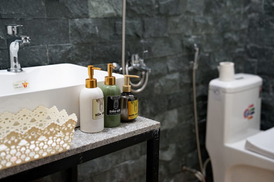 Shower, hydromassage showerhead, free toiletries, hair dryer