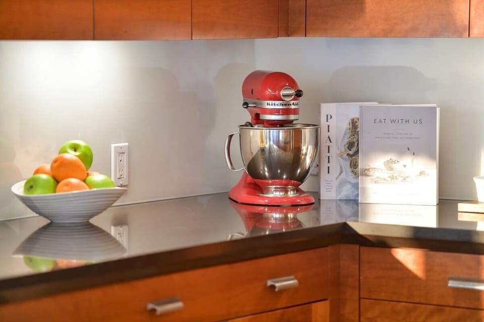 Fully equipped modern kitchen.