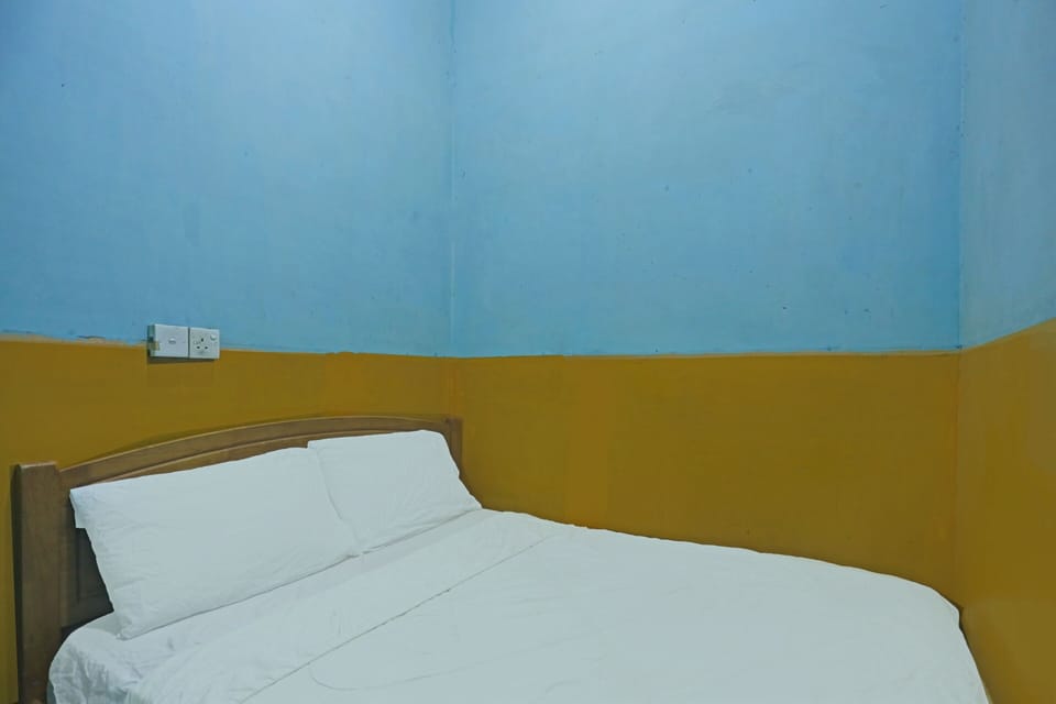 Economy Double Room | Laptop workspace, WiFi (free), bed sheets