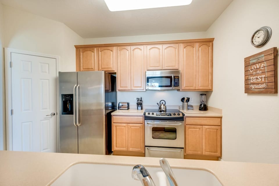 House | 3 bedrooms, desk