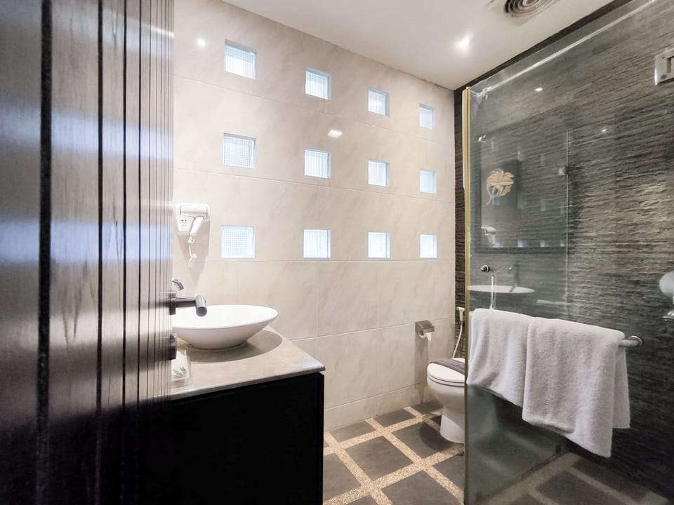 Grand Deluxe Twin | Bathroom | Shower, free toiletries, hair dryer, slippers