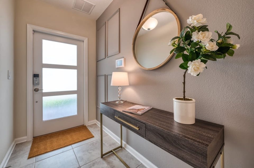 House | 2 bedrooms, desk