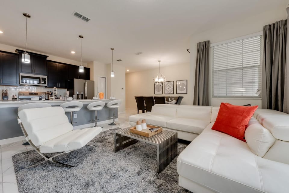 House | 4 bedrooms, desk