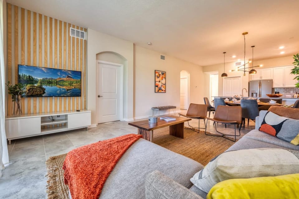 House | 2 bedrooms, desk