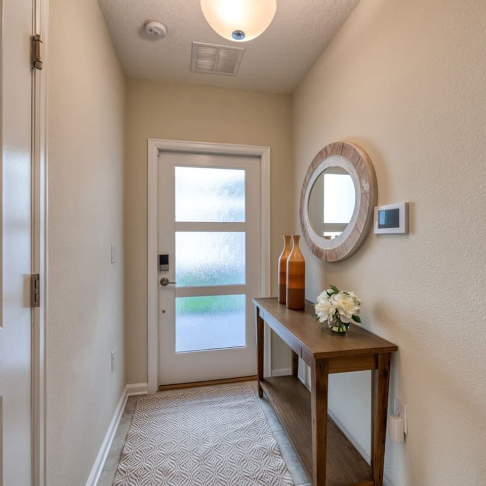House | 2 bedrooms, desk