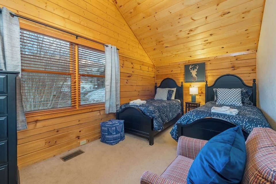 Loft bedroom 2 with two twin sized beds