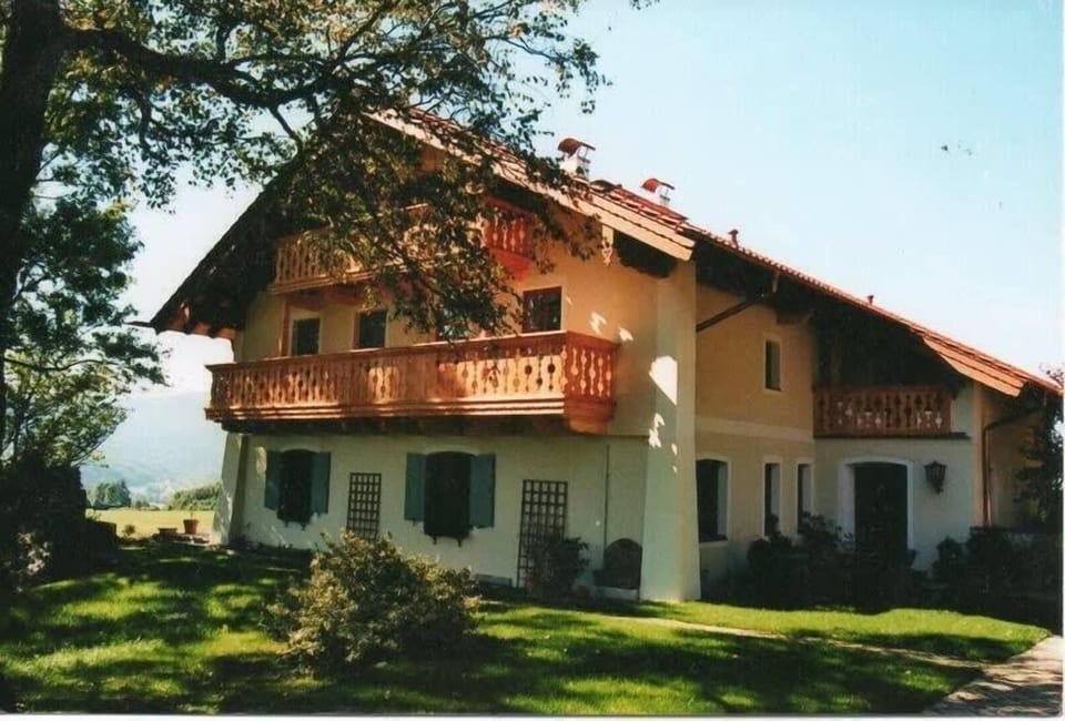 The view of the house from the driveway