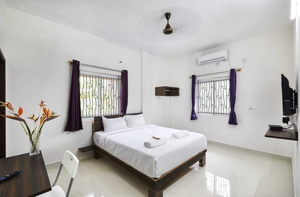 Deluxe Double Room | Desk, bed sheets