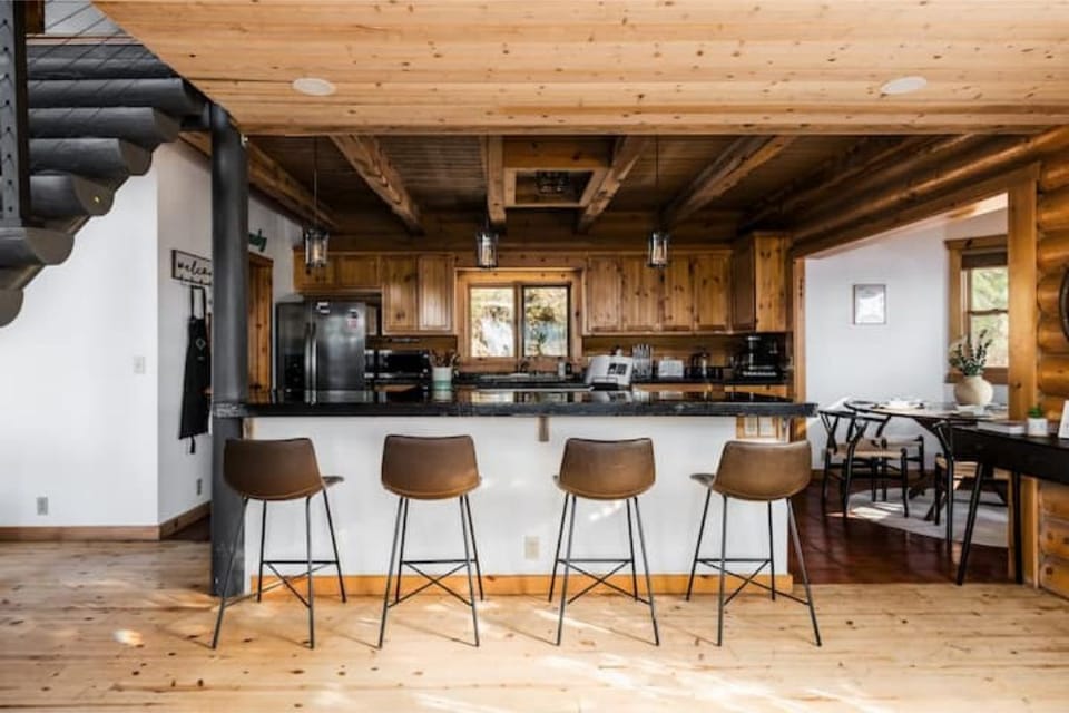 Kitchen - Breakfast/Bar counter. Seats 4.