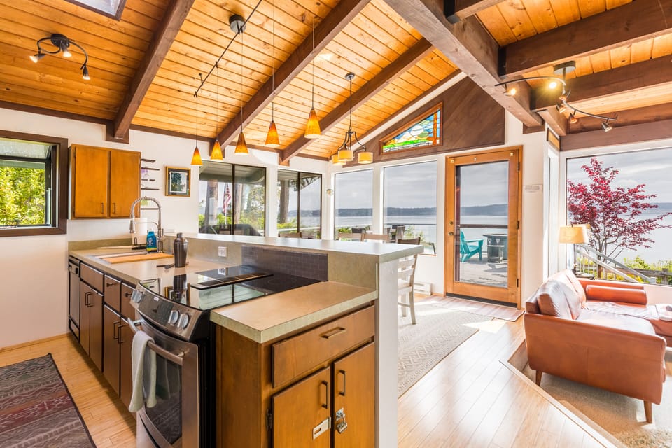 Wooden elegance above and below – a harmonious home.