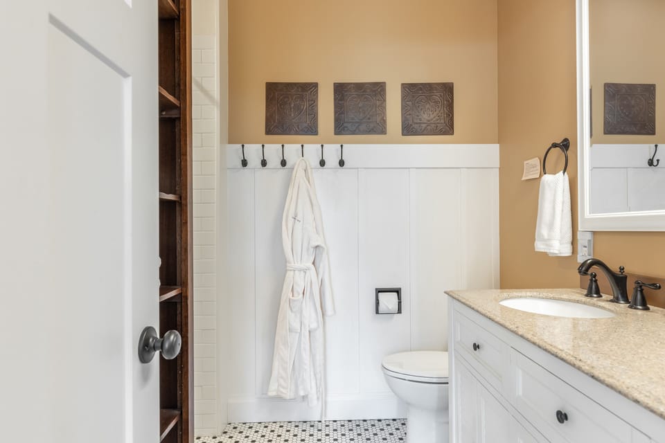 Primary bedroom's ensuite.