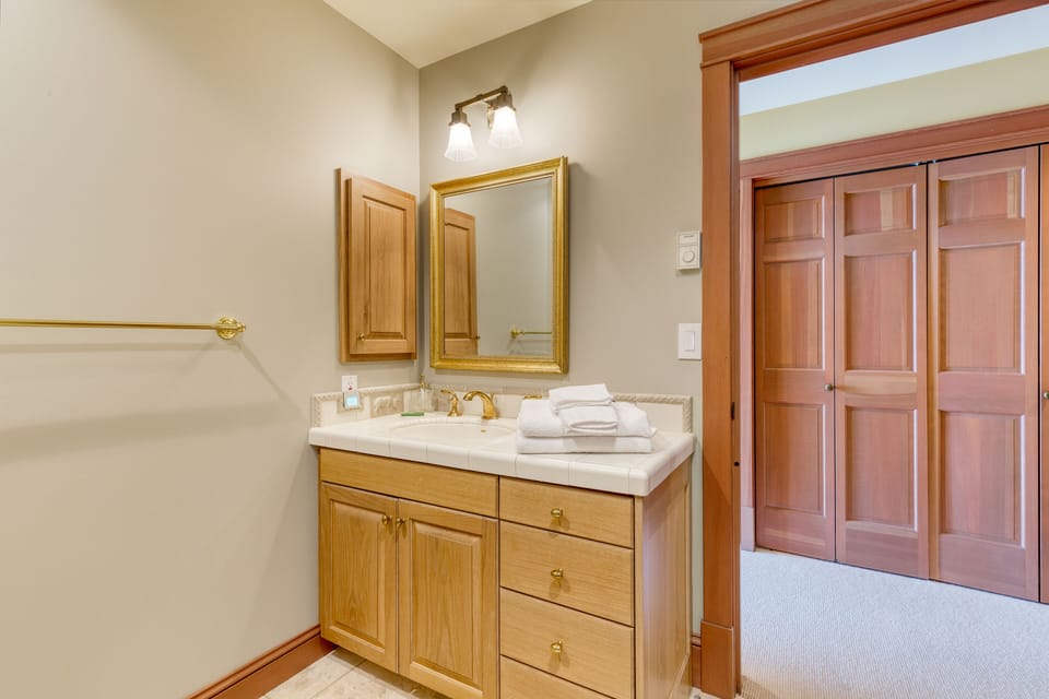 Bathroom 2.