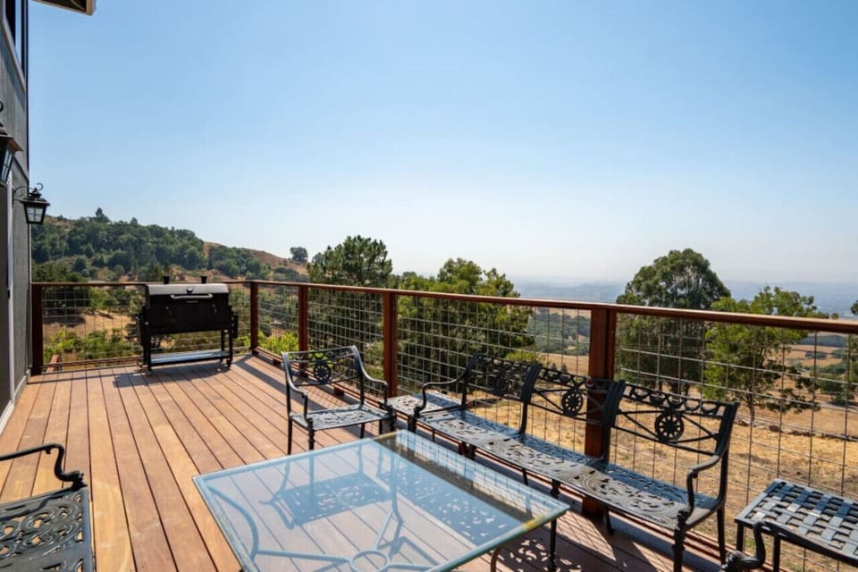Enjoy beautiful outdoor views and dine in style!