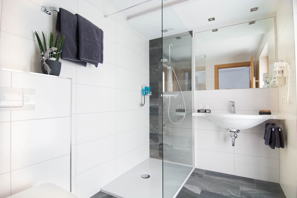 Comfort Double Room, Non Smoking, Mountain View | Bathroom | Free toiletries, hair dryer, bathrobes, slippers