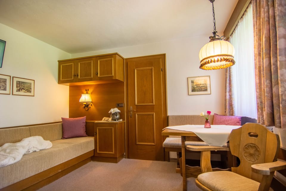 Standard Single Room, Non Smoking, Courtyard View | Hypo-allergenic bedding available, in-room safe, WiFi (free), bed sheets