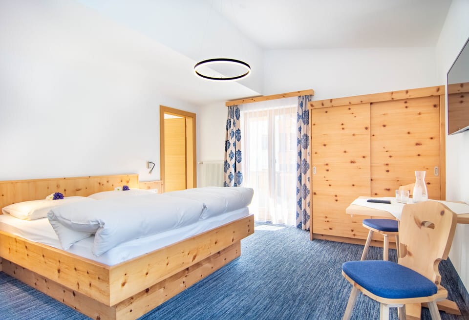 Comfort Double Room, Non Smoking, Mountain View | Hypo-allergenic bedding available, in-room safe, WiFi (free), bed sheets