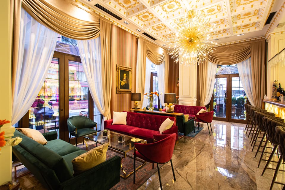 2 bars/lounges