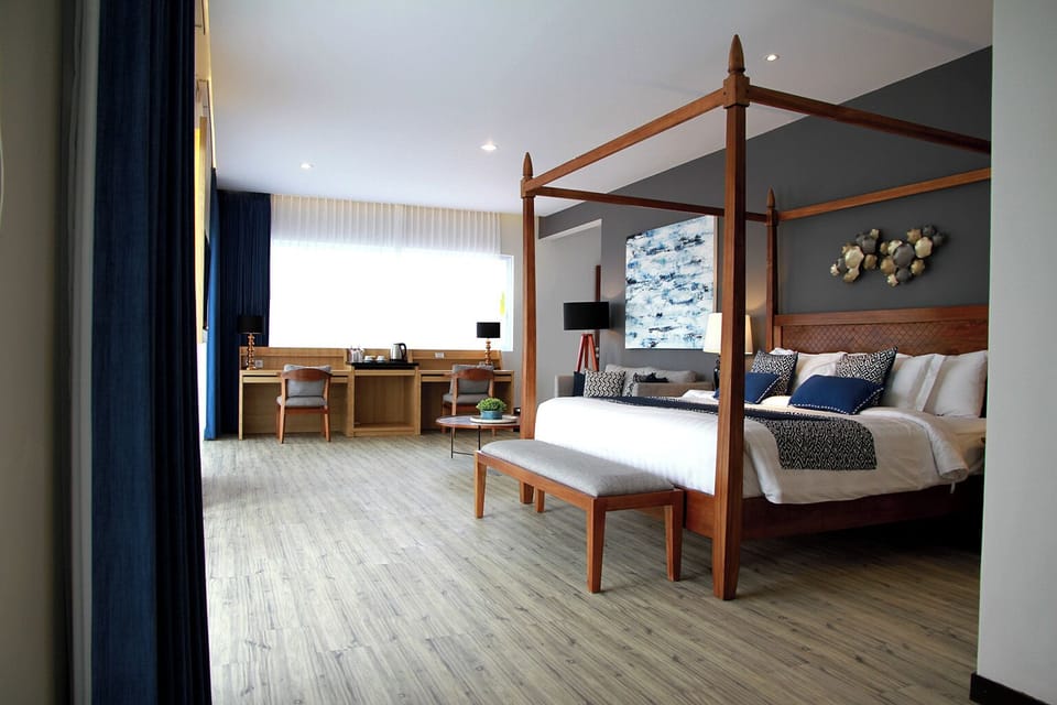 Suite | 1 bedroom, in-room safe, individually decorated, individually furnished