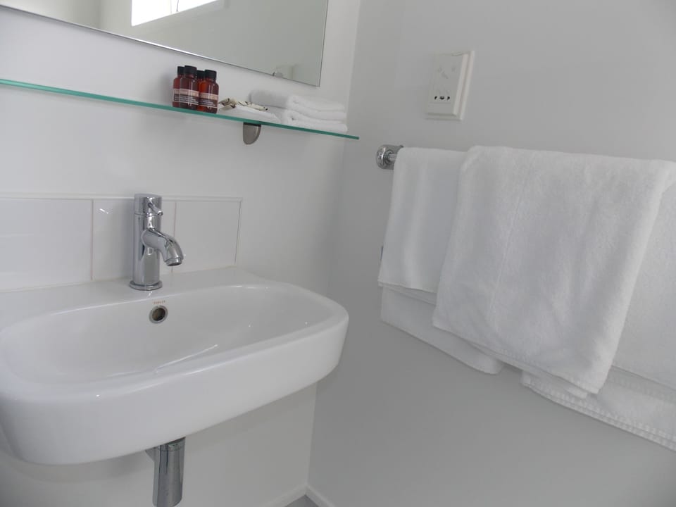 Premium bedding, desk, free cribs/infant beds, free WiFi