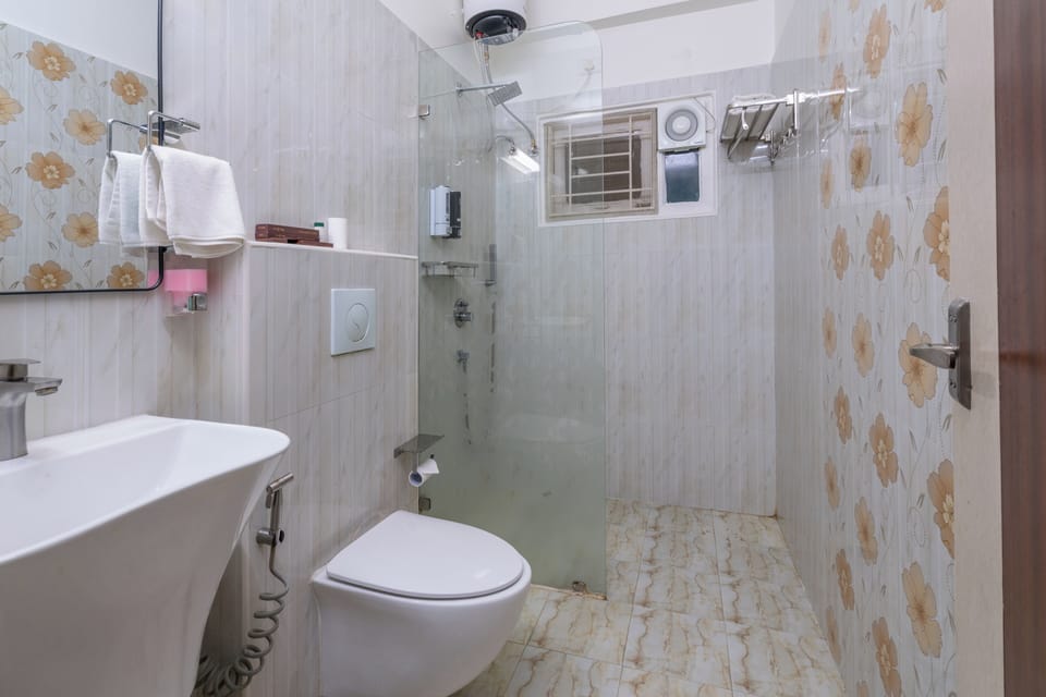 Deluxe Room, 1 King Bed | Bathroom | Shower, free toiletries, hair dryer, towels