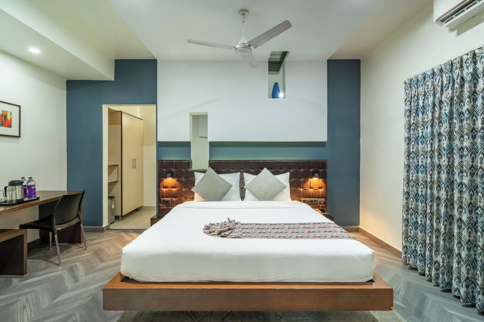 Deluxe Room, 1 King Bed | Premium bedding, minibar, in-room safe, desk