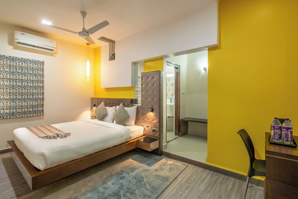 Deluxe Room, 1 King Bed | Premium bedding, minibar, in-room safe, desk