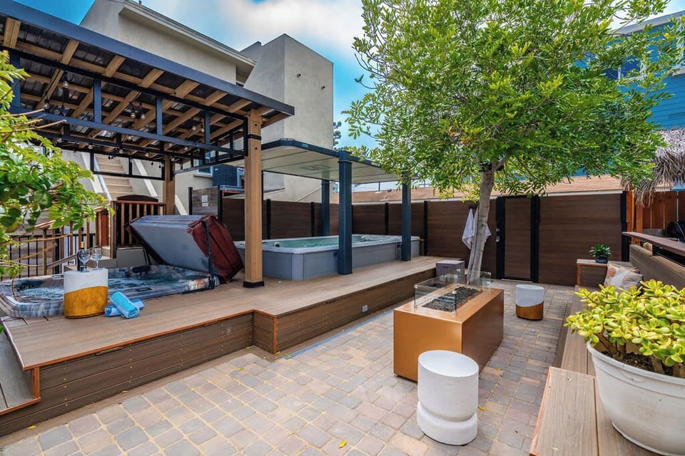 Outdoor spa tub