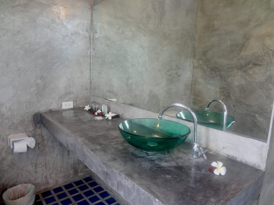 Superior Room | Bathroom | Shower, free toiletries, hair dryer, towels