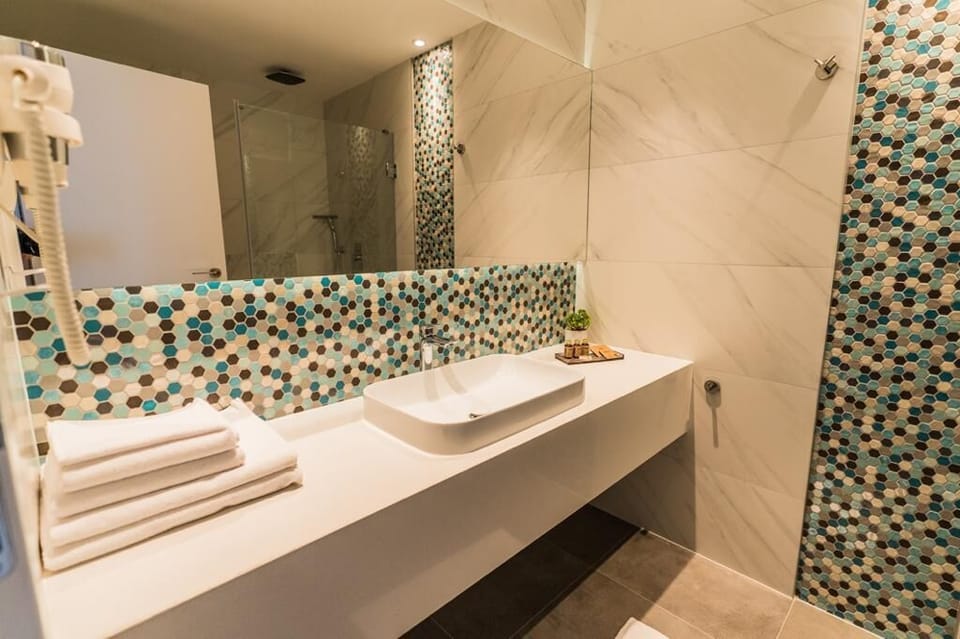 Deluxe Double Room (without balcony) | Bathroom | Shower, rainfall showerhead, free toiletries, hair dryer