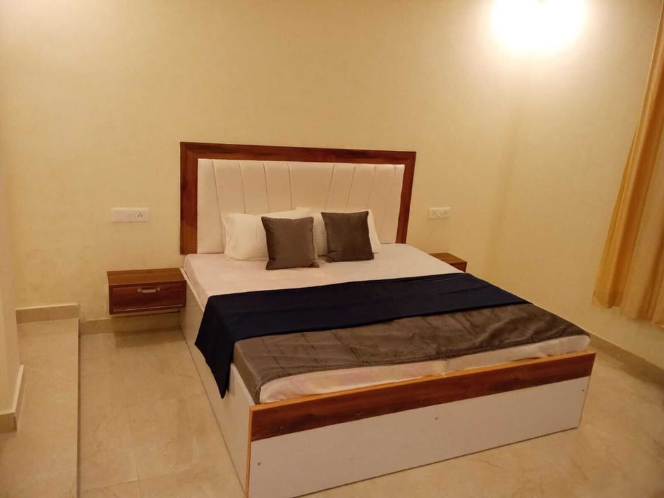 AC Deluxe Double Room with 1 Child | Free WiFi, bed sheets