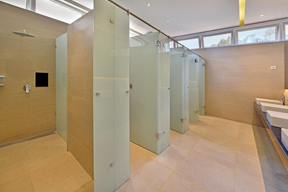 Economy Room | Bathroom | Shower, free toiletries, hair dryer