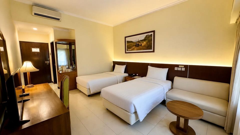 Superior Twin Room | Bathroom | Shower, free toiletries, hair dryer