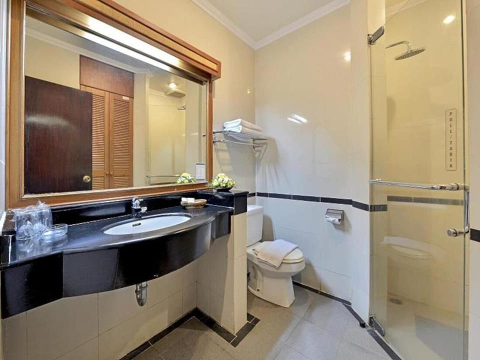 Shower, free toiletries, hair dryer
