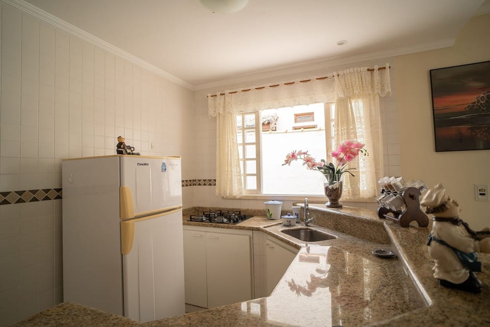 Chalet | Private kitchen | Fridge, microwave, oven, cookware/dishes/utensils