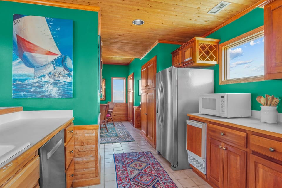 The kitchen leads directly to the breakfast nook, cutting down on food transportation time.