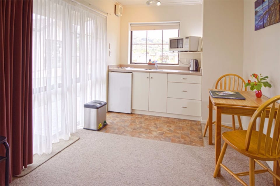 Coffee/tea maker, fridge, microwave, electric kettle