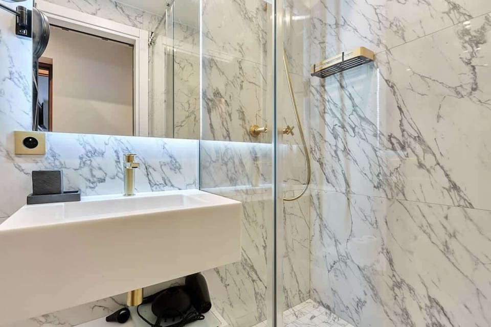 Salle de bain avec douche et toilette