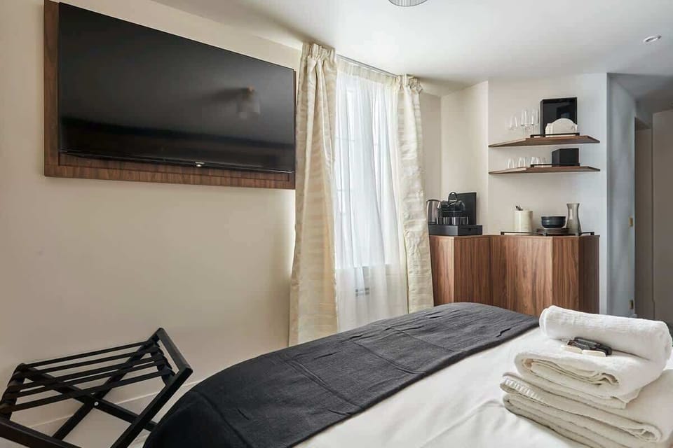 Studio avec lit double 160cm, kitchenette (mini-réfrigérateur et micro-ondes) et TV