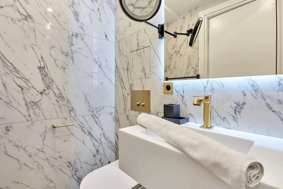 Salle de bain avec douche et toilette