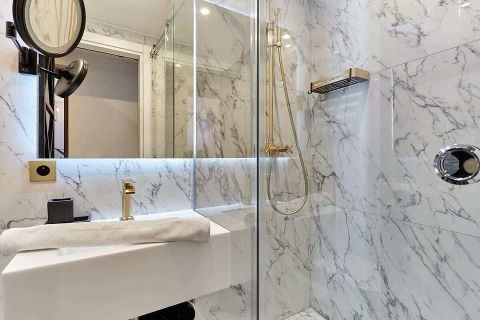 Salle de bain avec douche et toilette