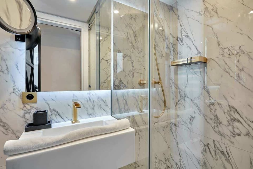 Salle de bain avec douche et toilette