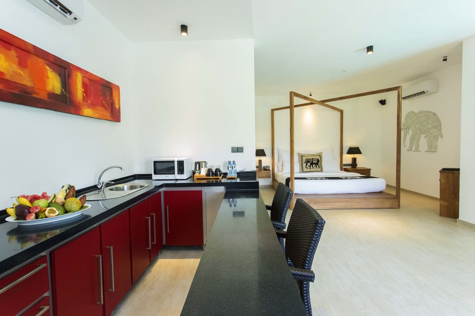 Suite with Free Benefits | Private kitchenette | Coffee/tea maker, electric kettle