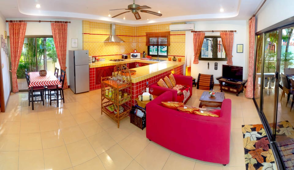 Family Villa | Living room | 32-inch flat-screen TV with digital channels, TV, Netflix